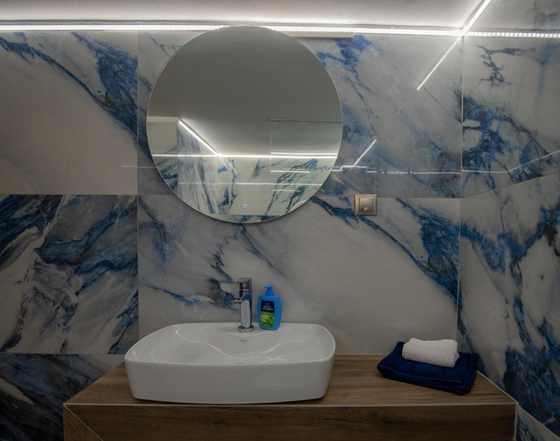 Max Blue Apartment, A Stay Like No Other Пирея Екстериор снимка