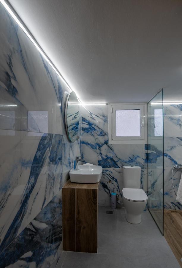 Max Blue Apartment, A Stay Like No Other Пирея Екстериор снимка